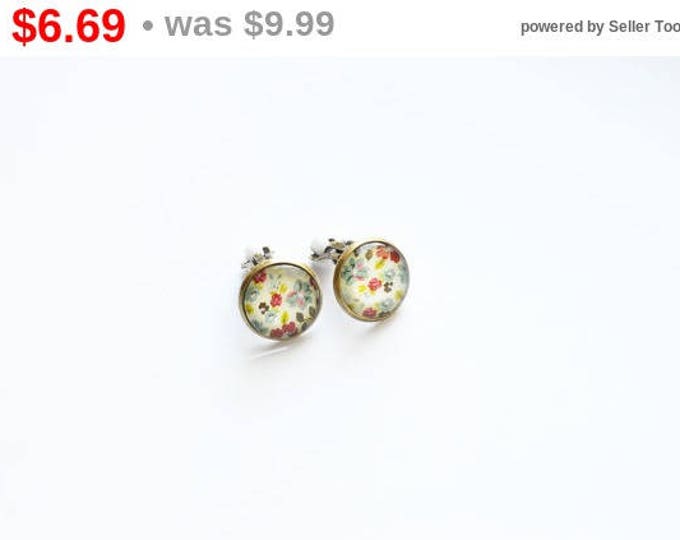 FLORAL MOTIFS Round clips brass and glass with flowers in retro and vintage style