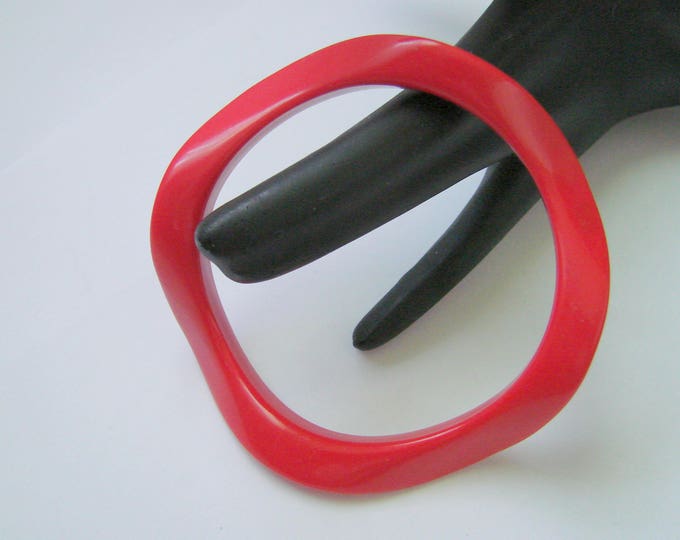 Vintage Brick Red Wave Lucite Bangle / Assymetrical Design / Retro Jewelry / Jewellery