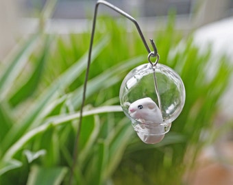 Bijou de sac fétiche Sue et Hubert mon hamster dans son écharpe de portage