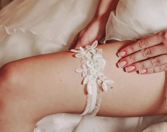 White lace garter, bridal garter, wedding garter, stretch lace garter