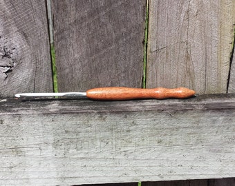 Handturned Crochet Hook Handle - African Mahogany with 4mm/6/8 Metal Hook