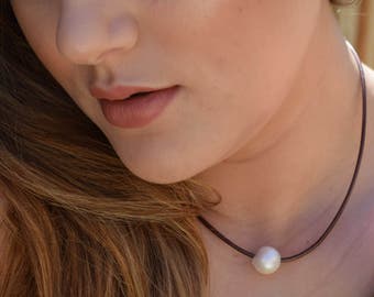 Leather pearl choker, leather necklace, boho style jewelry, choker necklace, pearl on leather, beach boho, festival chic jewelry