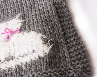 Coperta di lana grigia con gatto bianco, bebè