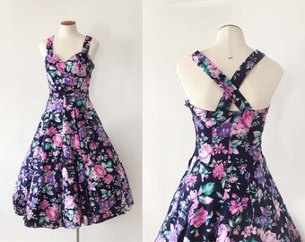 1980s does 1950s purple and pink floral sundress / sweetheart neck criss cross back full skirt / 1950s style fit & flare / extra small XS S