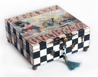 Alice in Wonderland Jewellery Box, Alice in Wonderland Trinket Box, Jewellery Box, Treasure box, Wonderland box, Decorated box, Keepsake box