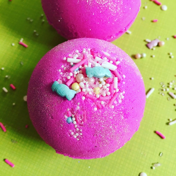 Hey sweet thang candy scented pink glitter bath bomb.. 5.5 oz
