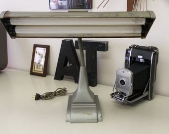Vintage Industrial Desk lamp, "Art Specialty" made in Chicago, Original grey finish, Nice character, Working condition, Art Deco Metal lamp