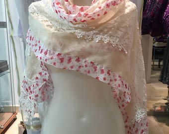 Exclusive patterned scarf with flowers, with lace