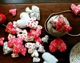 Set of hearts, 34 fabric hearts, heart ornament, heart decor, composizione di cuoricini, 34 cuori di tessuto, ornamento di cuori