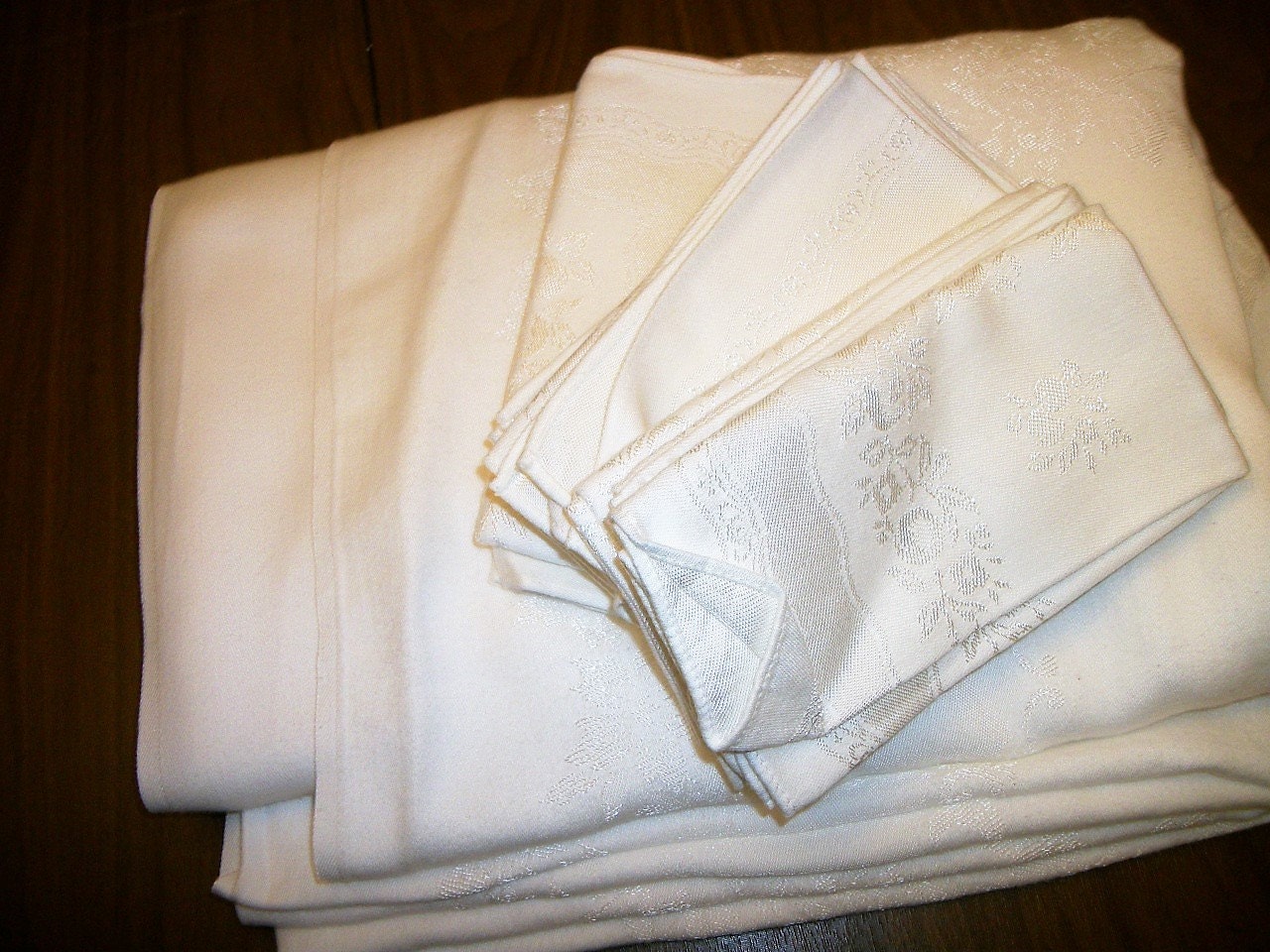 Vintage white damask tablecloth 76 x 52 8