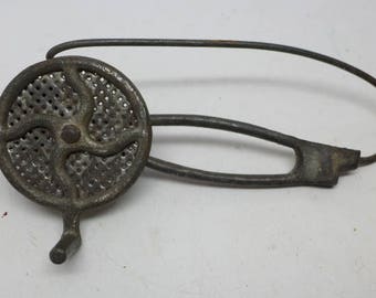 Mechanical Nutmeg Grater - Nutmeg Grater - Tin Nutmeg Grater - Antique Nutmeg Grater = Nutmeg Grinder