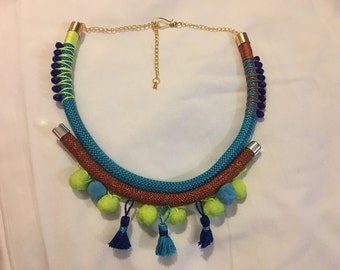 collier "Yemọja" cordons strass pompons fluo bleu turquoise perles de verre fils ethnique tribal original fantaisie argent or style