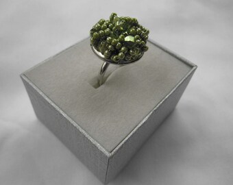 Green Cluster Ring, 1970s adjustable Chunk Ring, Vintage ring, Adjustable Size, Excellent Condition, 1970 Cocktail Ring, Costume Jewelry