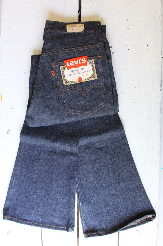 levi's bell bottom jeans