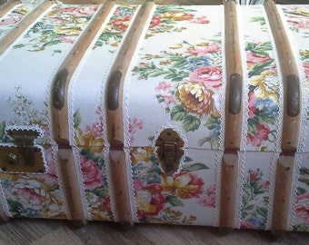 Very pretty vintage fabric covered steamer trunk