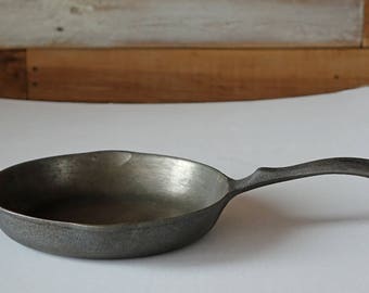 Vintage WAGNER'S cast iron skillet - 9 inch skillet
