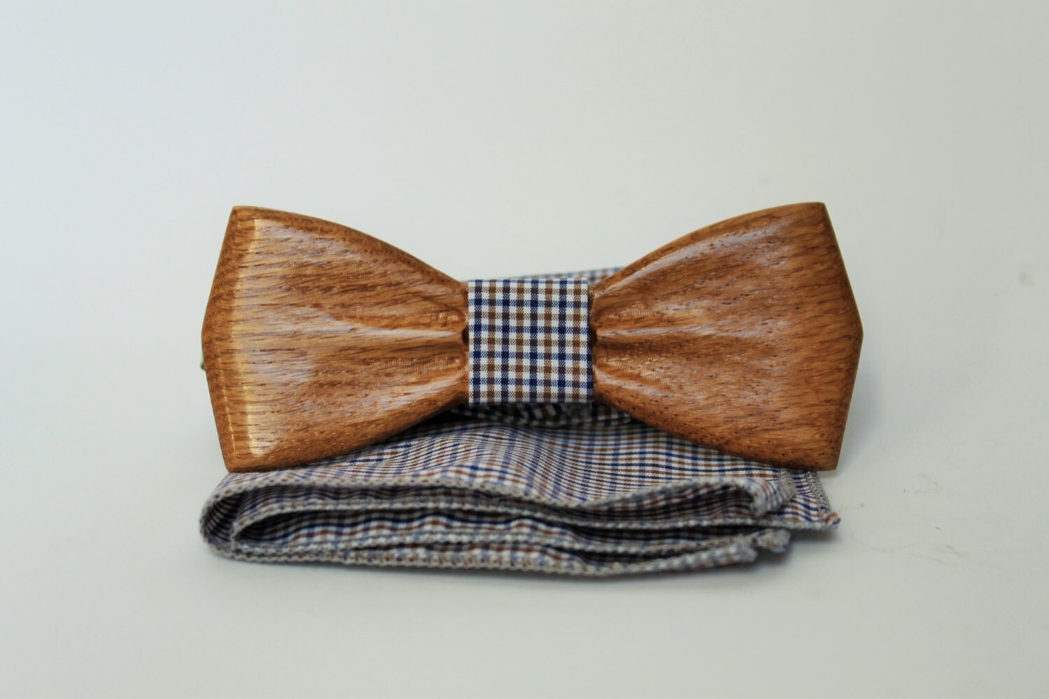 Mens wooden bow tie with pocket square. Wood wedding bowtie.