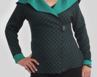 Veste REVERSIBLE Gesig: Vert EMERAUDE motif jacquard pied de poule métissé, vient avec une broche. Fendue aux côtés, col châle, versatile.