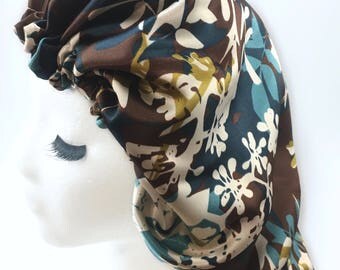 Large reversible satin bonnet