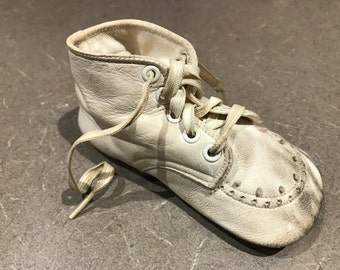 Pair Of Leather Vintage Baby Shoes Original Box Soft White Lace Up Pair Of Leather Vintage Baby Shoes Original Box Soft White Lace Up