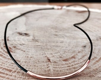 Leather necklace with rose gold metal curve