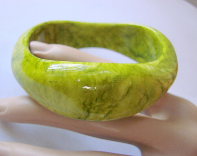 Chunky Vintage Lucite Marbled Lime & Forest Green Wave Bangle Bracelet Jewelry Jewellery