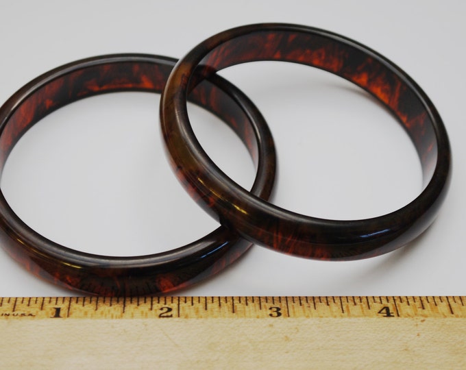 Two Brown Bakelite Bangles - Faux tortoise shell - Marble brown - Vintage Plastic bracelets