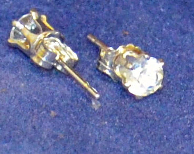 Crystal Quartz Studs. Small 4mm Round, Natural, Set in Sterling Silver E1042