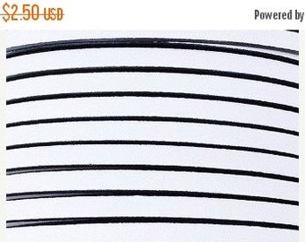 Per 24" 5mm flat white with black trim flat leather cord,