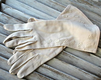 Vintage! Gloves. Beige. Very cute gloves! 1950s.