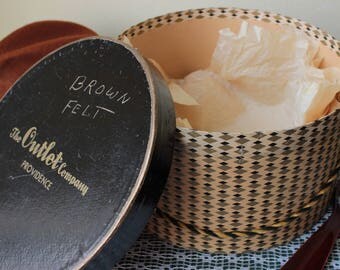 Vtg. HAT BOX from ‘The Outlet Company’ of Providence, RI ~ 12” x 7” sturdy Cardboard w Cord Carrying Handle ~ Original Tissue Paper inside