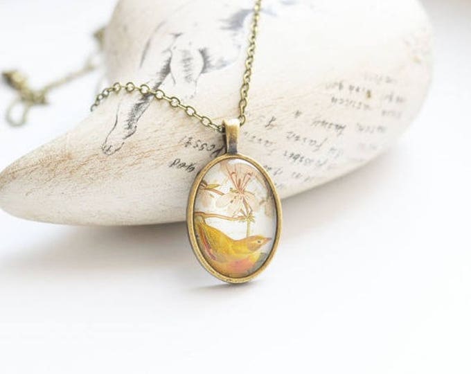 VINTAGE Oval pendant metal brass with a picture of a bird under glass