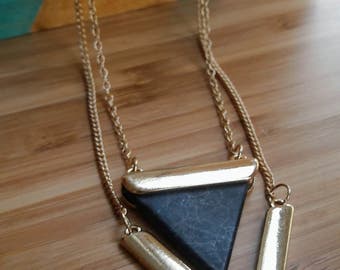 Collier triangle marbre noir & doré | livraison gratuite | Rock et tendance | Cadeau original pour elle | Pour tous les jours | A offrir