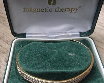 Boxed magnetic therapy bangle