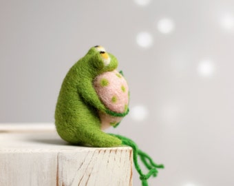 Needle Felted Frog - Little Needle Felt Green Frog With A Pink Heart - Needle Felt Animals - Frog Miniature - Summer Home Decor - Blush Pink