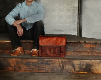 Custom Front Pocket Men's Leather Messenger Bag