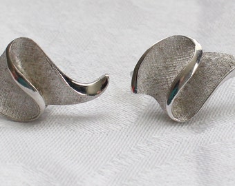 BNE #121 Vintage Signed Puccini Etched Silver Tone Modern Abstract Clip On Earrings