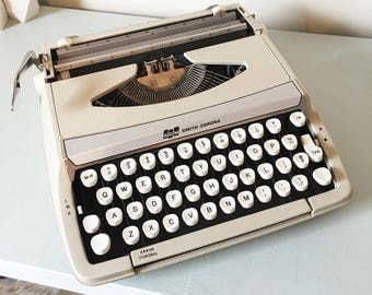 Smith Corona Corsair working portable manual typewriter Light Tan & white 1960s - no case word processing letter citing office decor