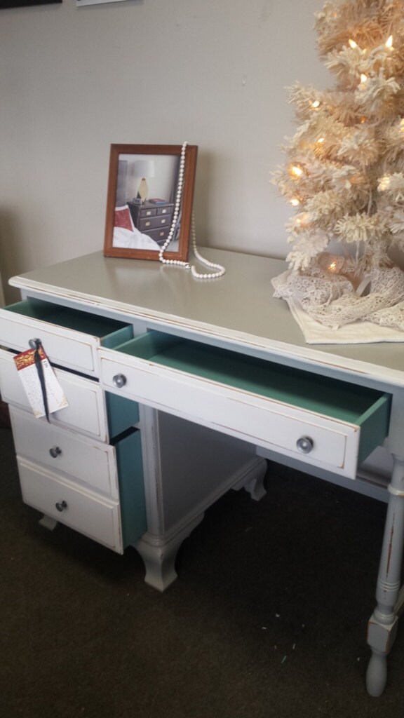 vintage painted furniture, shabby chic, modern mid century, rustic, farmhouse, cottage, beach, country