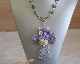 Collier pendentif "série de croix fleuries "
