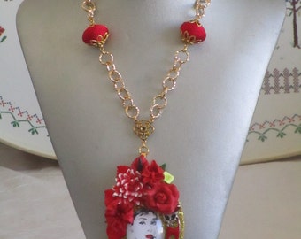 Ravissant collier avec pendentif en bois et céramique "charmante Audrey Hepburn"