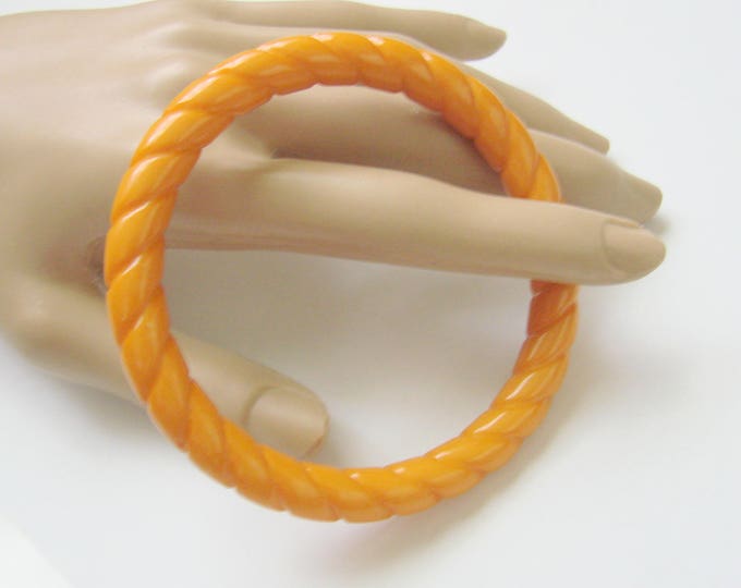 Vintage Retro Rope Twist Coral Lucite Bangle Bracelet / Costume Jewelry / Jewellery