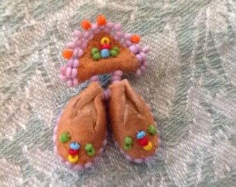 Vintage Collectible Beaded Native American Moccasion Pin