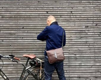 Leather satchel / small messenger bag in leather / leather musette