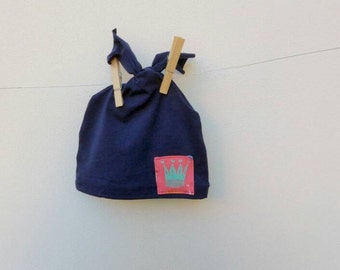 Cappellino blu con corone
