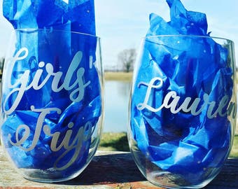 Personalized Acrylic Wine Glasses, Girls' Trip Custom Acrylic Wine Tumbler, Custom Plastic Wine Glasses, Acrylic Wine Glasses, Tumbler
