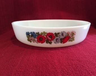 Pyrex Poppy Cake or Serving Dish 25cm diameter circa 1982
