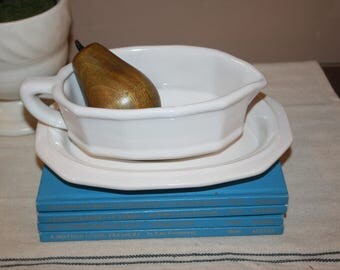 Pfaltzgraff Heritage White Gravy Boat and Under Plate