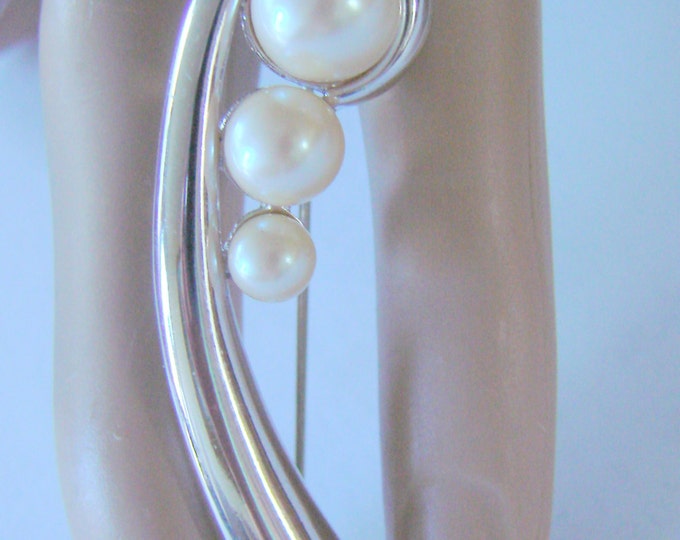 Retro Monet Faux Pearl Designer Signed Brooch Silver Tone Jewelry Jewellery