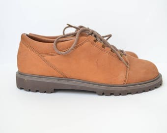 brown lace up leather hiking shoes 80s // 37
